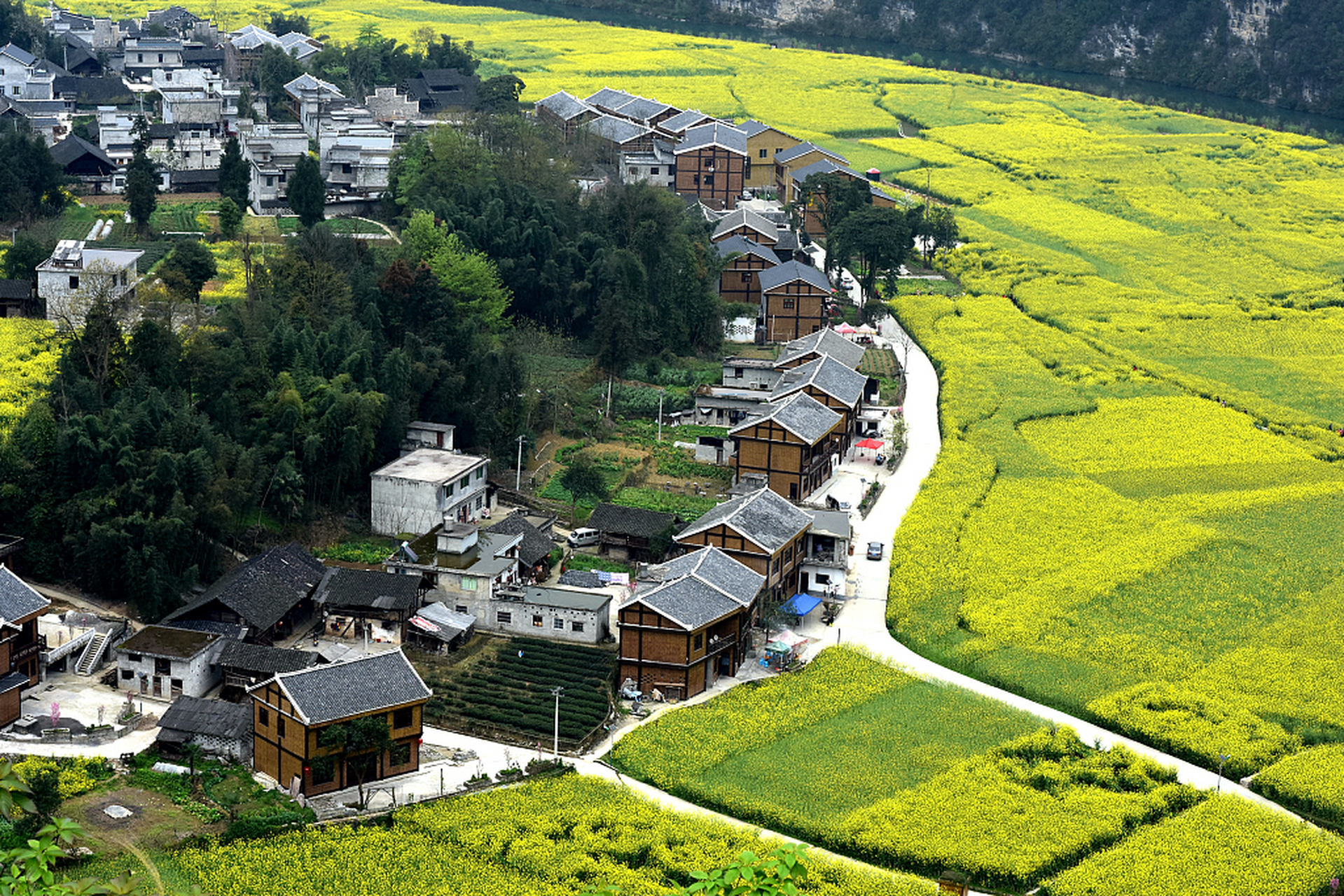 长碛古寨位于贵州省遵义市凤冈县新建镇,三面环水,因盛产碛石得名