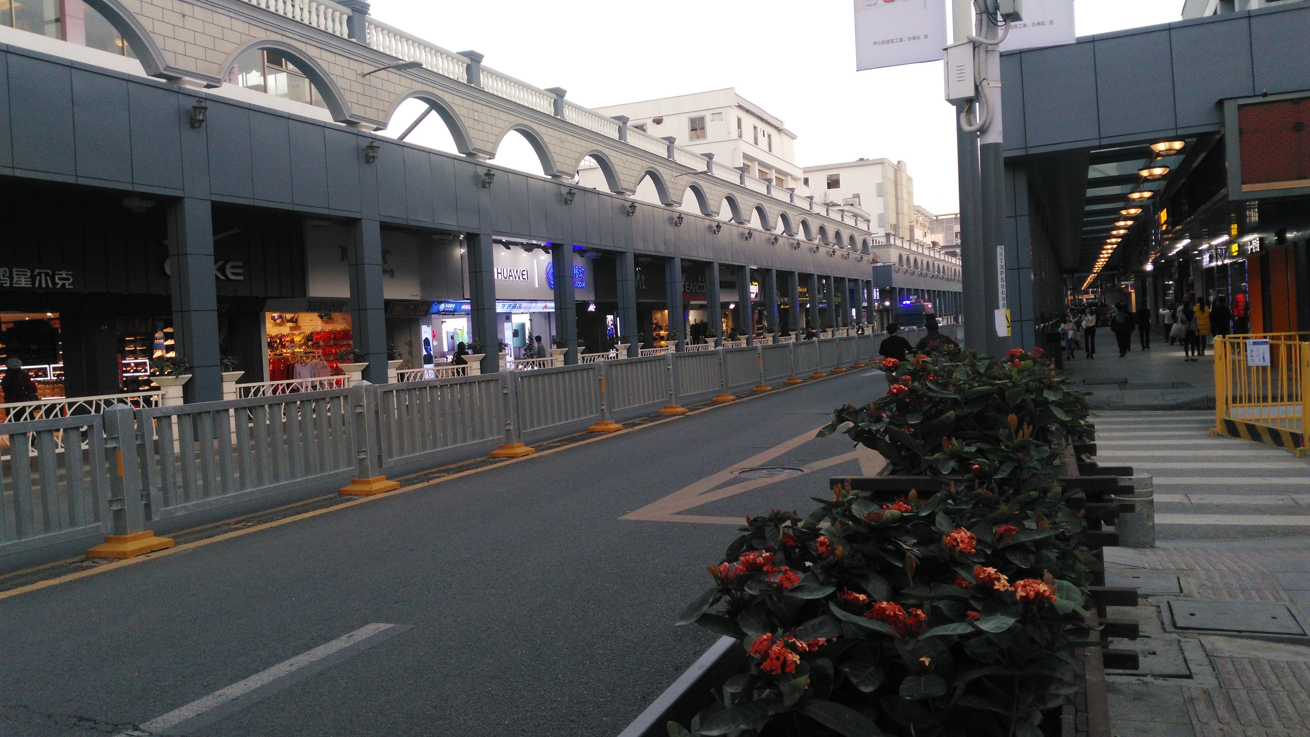 深圳坪山老街实拍,霓虹闪烁中,现在的老街变得越来越