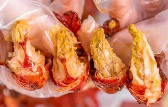吃虾时,虾头里是"黄"还是"脏东西"?很多人不懂,白浪费食材