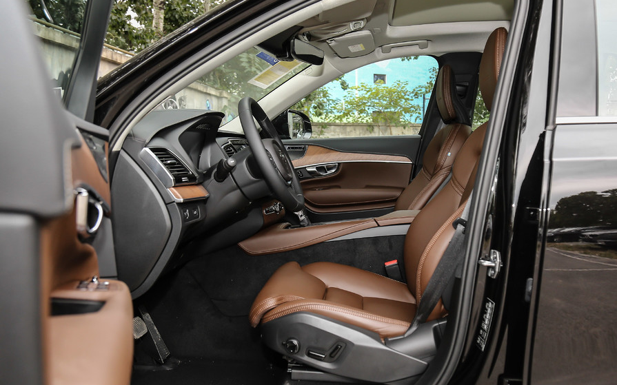 沃尔沃xc90,线条很流畅,外观大气,透漏着霸气和时尚