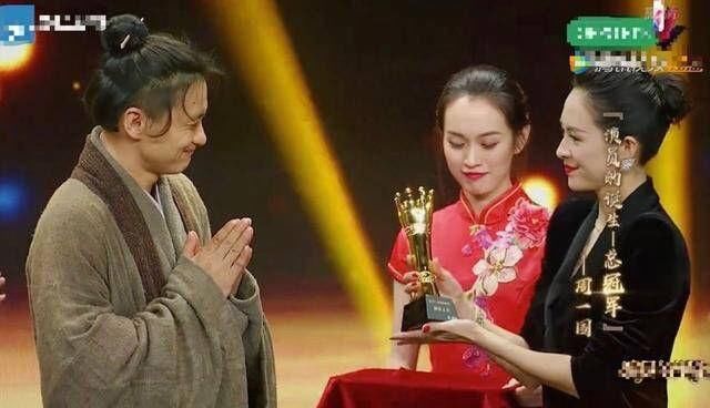 周一围回应与助理喝奶茶,称条件艰苦下次注意,网友:抓错重点