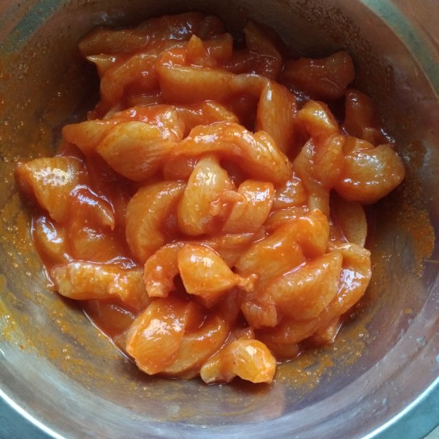 第3步,倒入鸡肉中抓匀腌制2小时.