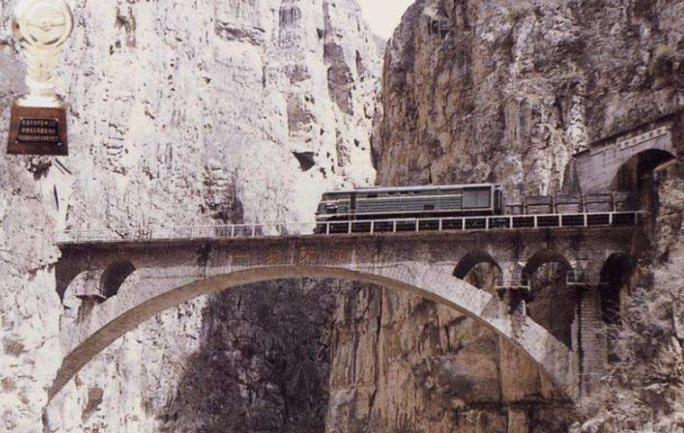 本桥孔跨54米,是我国跨度最大的空腹式铁路石拱桥,全长63.