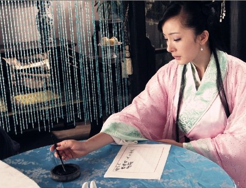 女星古装"执笔"写字,杨颖沉稳冷静,赵丽颖一脸懵!