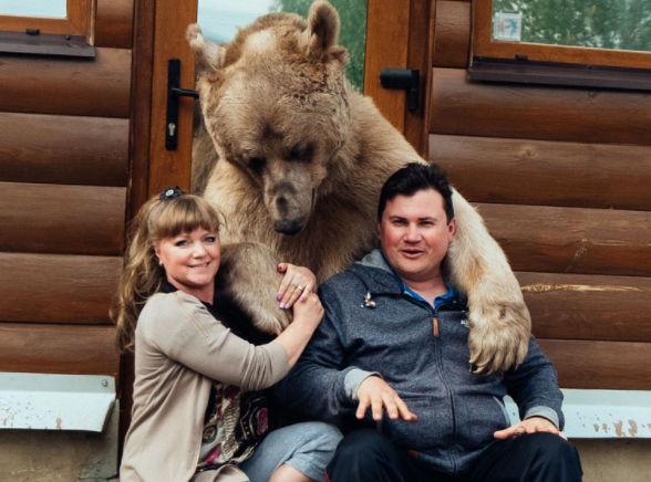 俄罗斯夫妇捡了只小棕熊,养了23年,已经没有一点熊样