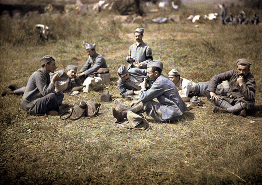 为1918年12月,此时战争已经结束,在镜头中,一名法国炮兵站在巴黎街头