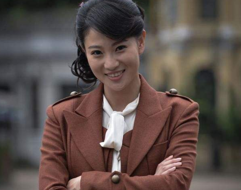 她被称为"最美军花",武打戏从不用替身,换下军装却是这般模样