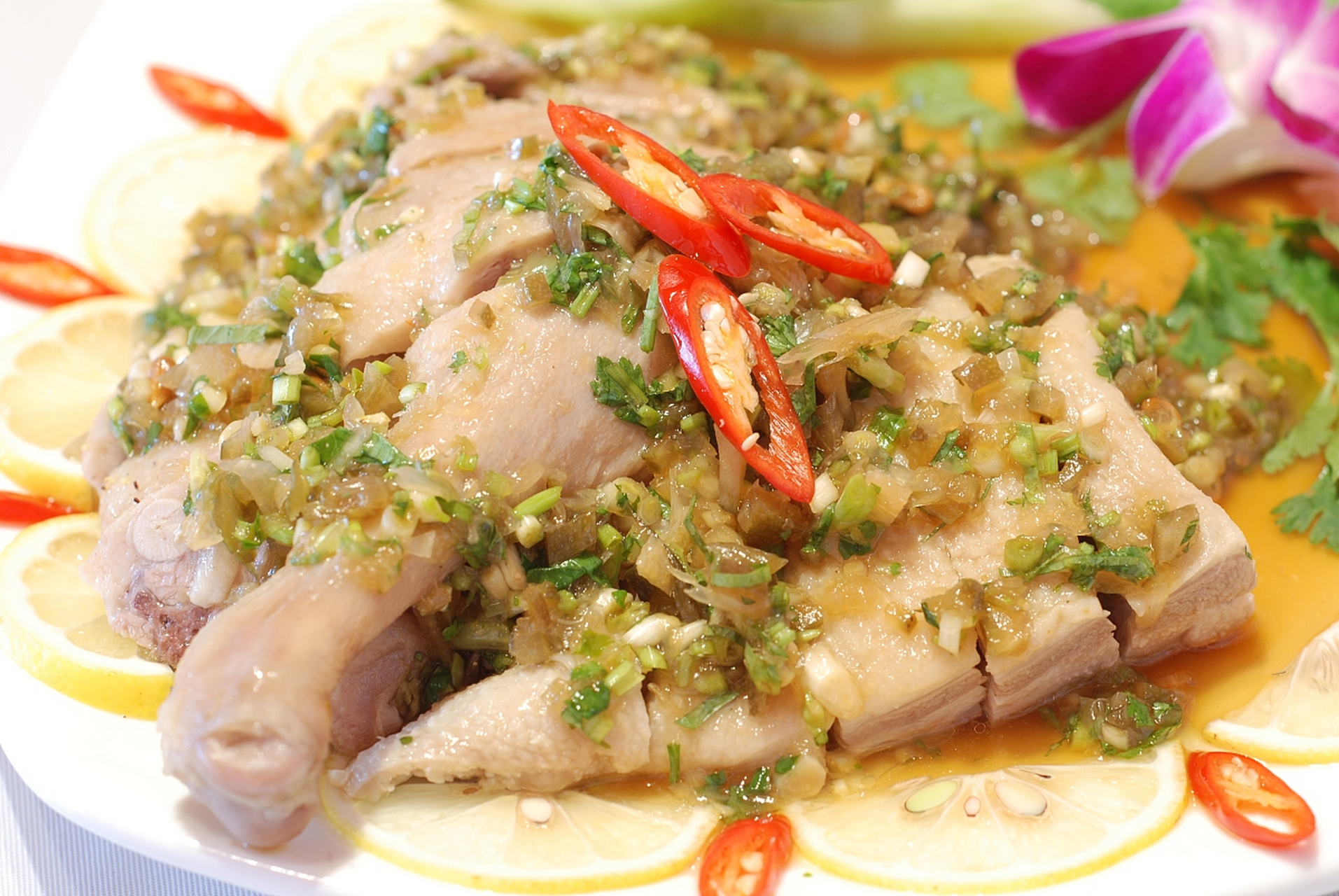 广西柠檬鸭是广西壮族自治区的传统美食,以鸭肉和柠檬为主料,口感酸辣