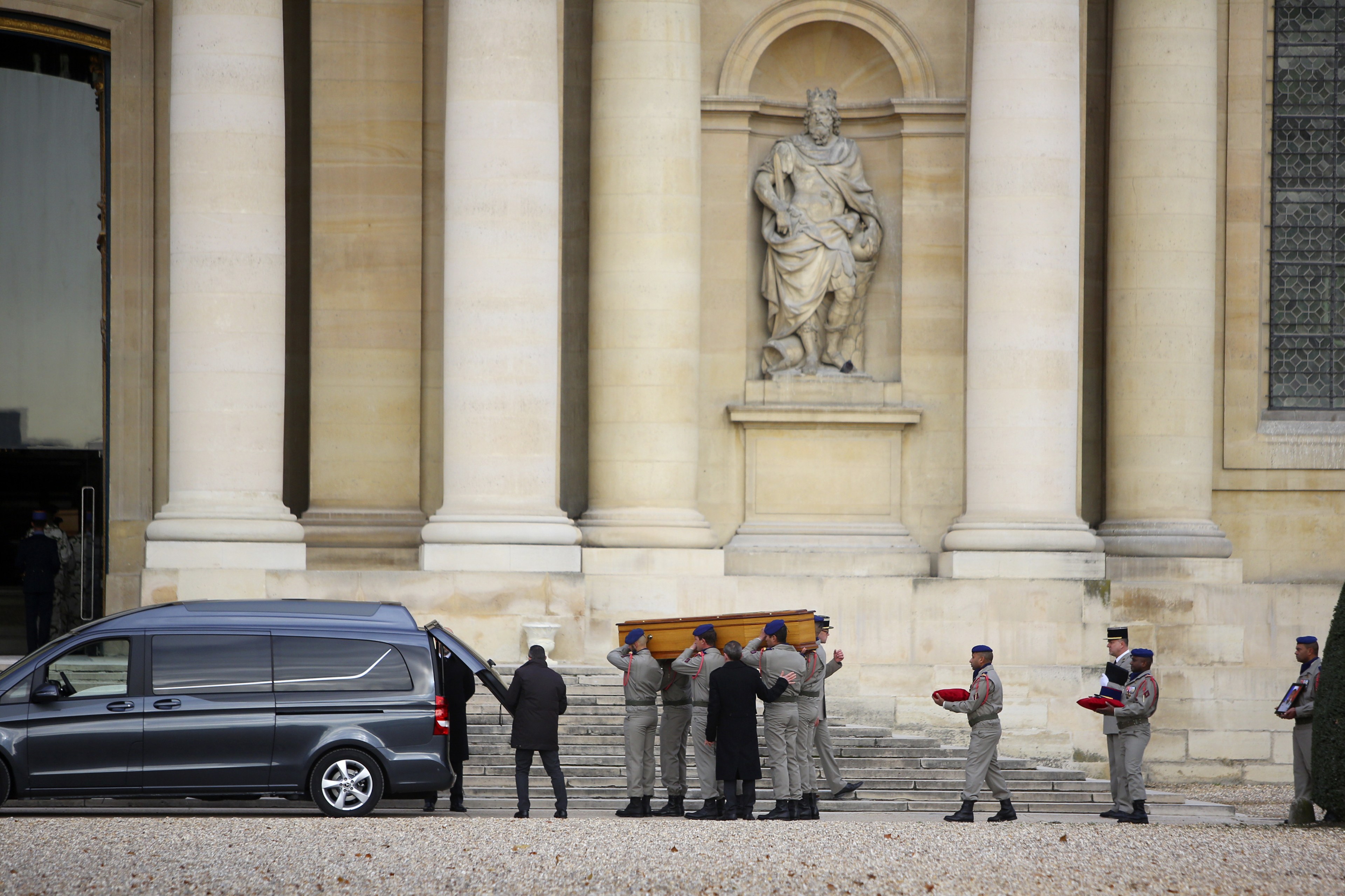 法国为13名军人举行隆重葬礼(2)