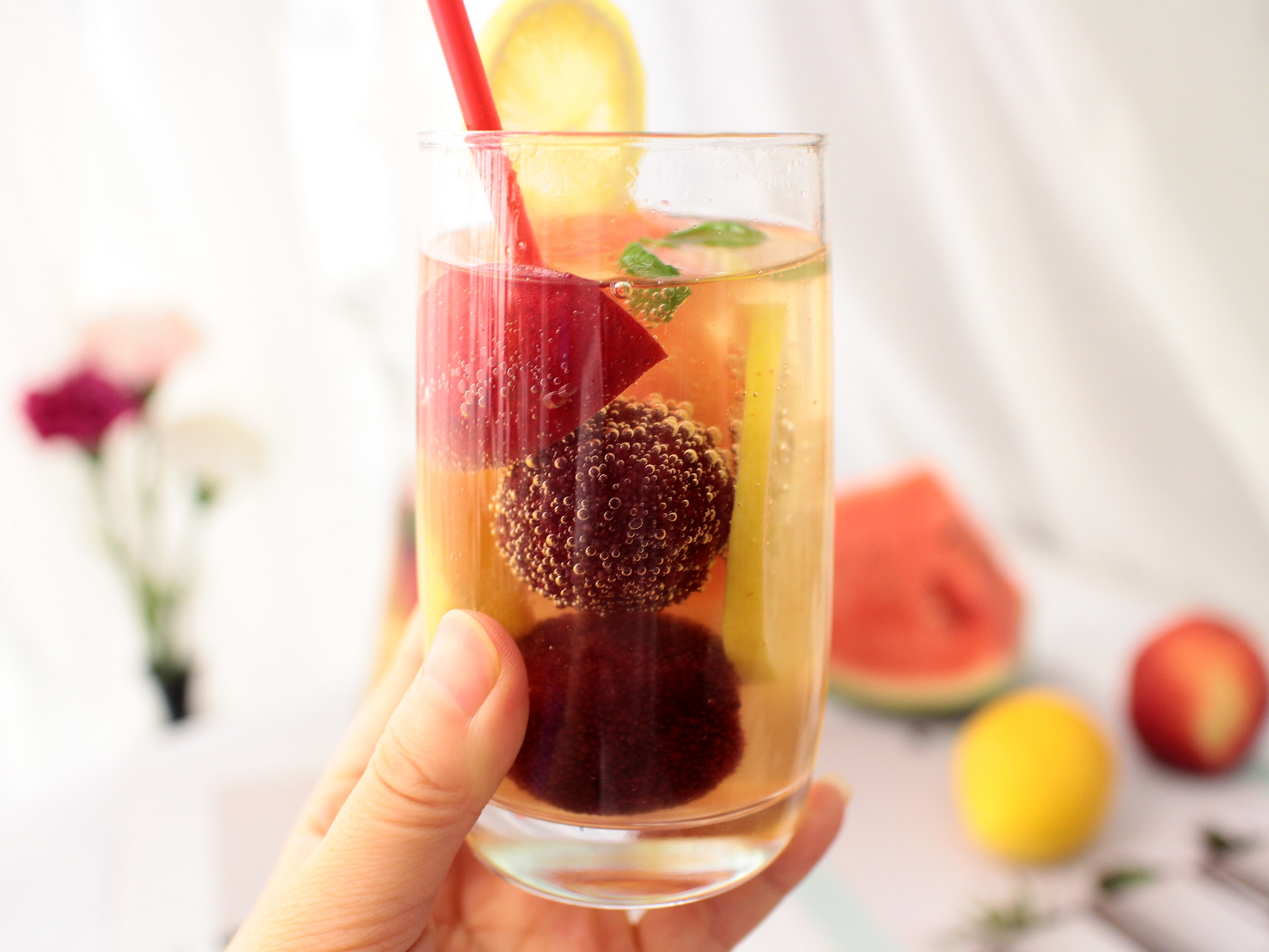 我采用5种水果做成饮料,清爽美味,1分钟就学会,比布丁奶茶好喝多了.