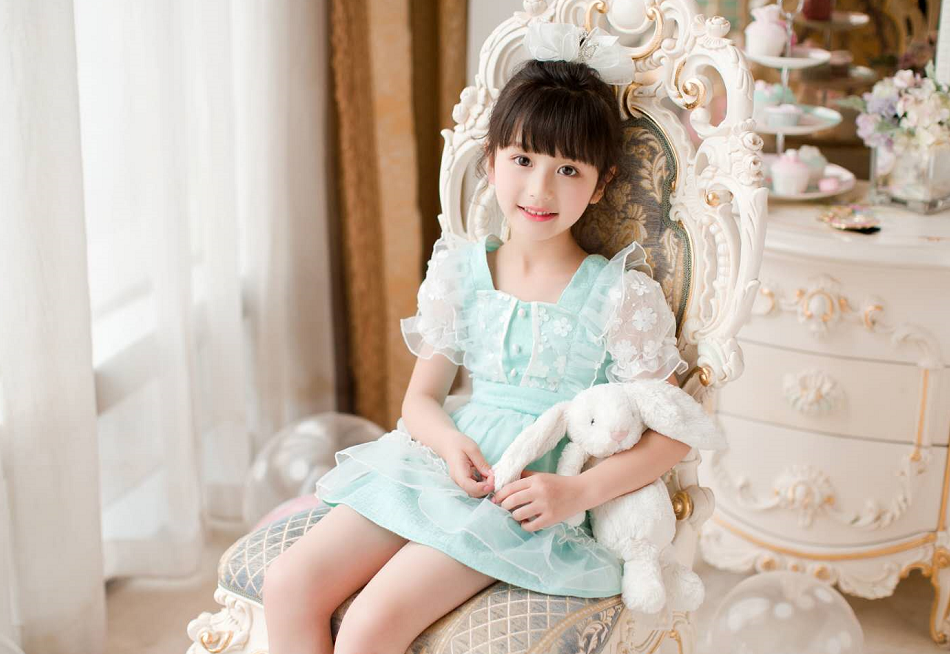 裴佳欣在眼角画颗泪痣,却意外好看,网友:我也要画同款!