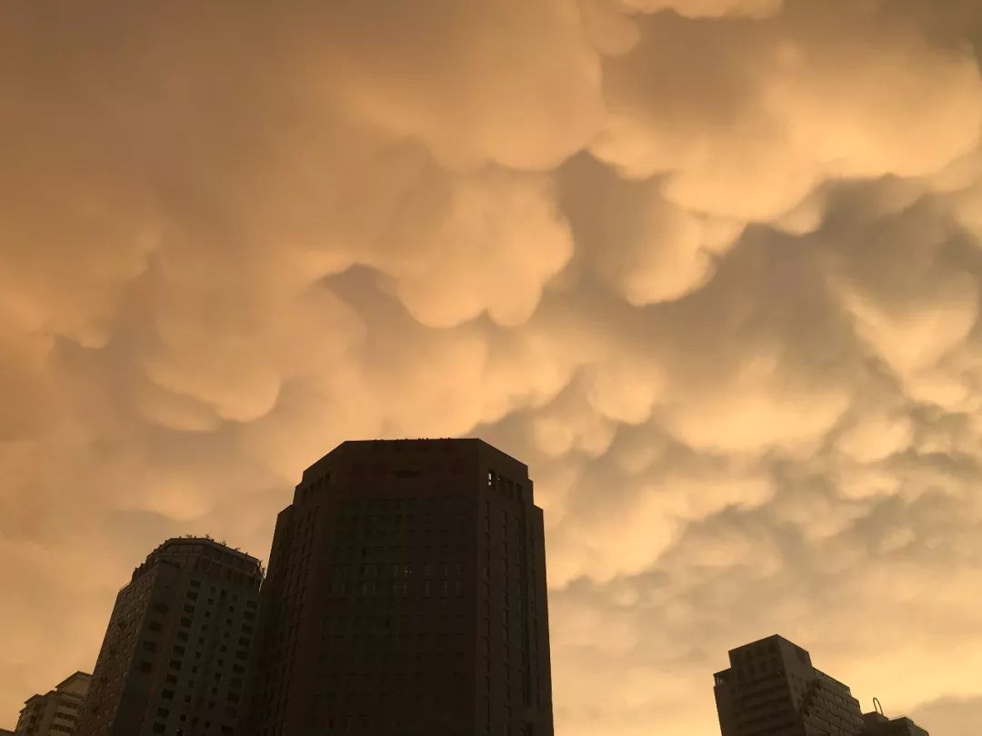 今日下午兰州惊现"乳状云",犹如电影特效