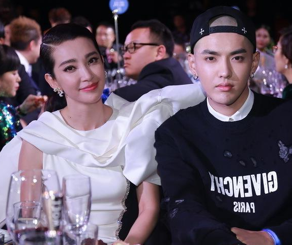 吴亦凡和女星合照,第三个很"敷衍",跟赵丽颖合照笑的超甜!