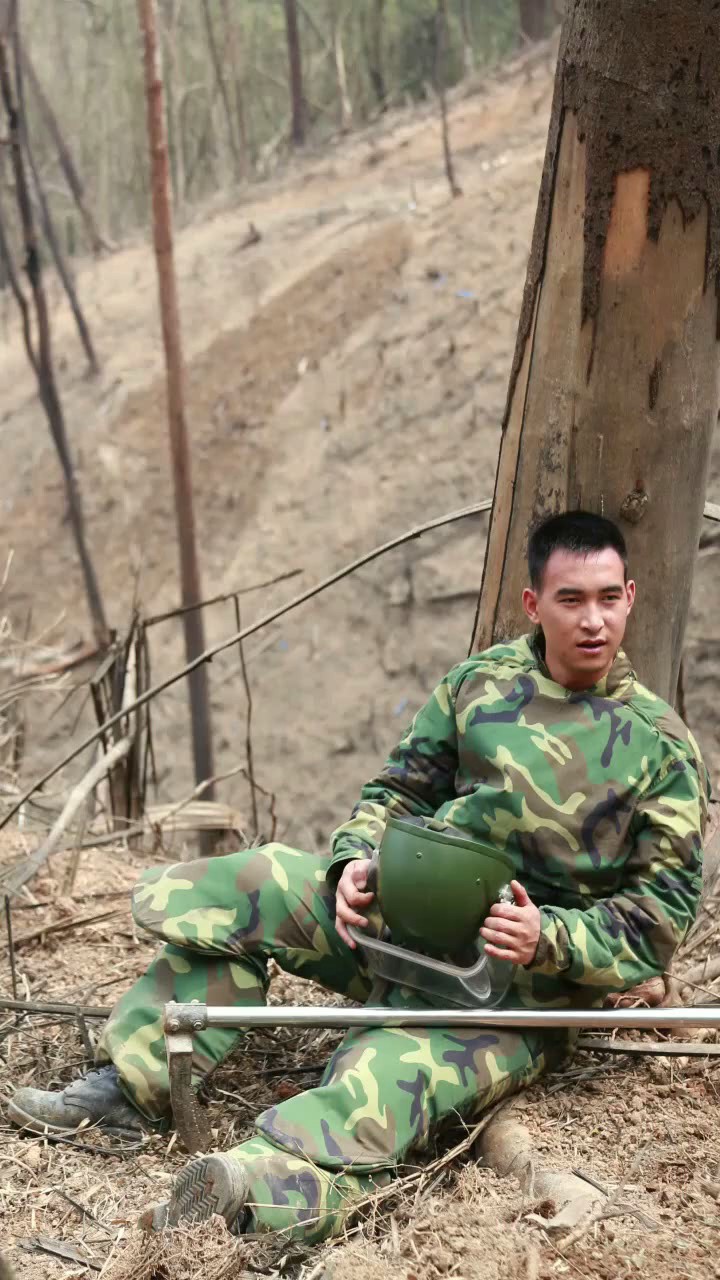 "你退后,让我来"扫雷英雄杜富国,比那些小鲜肉不知道帅多少!