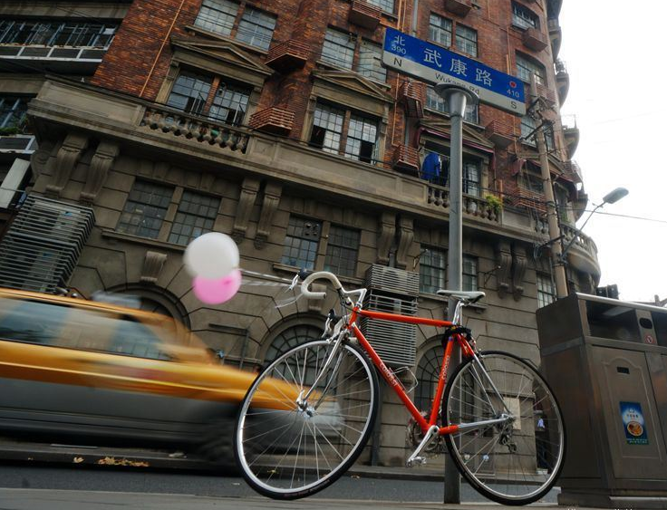 武康路位于上海市徐汇区,原名福开森路,以美国传教士约翰·福开森命名