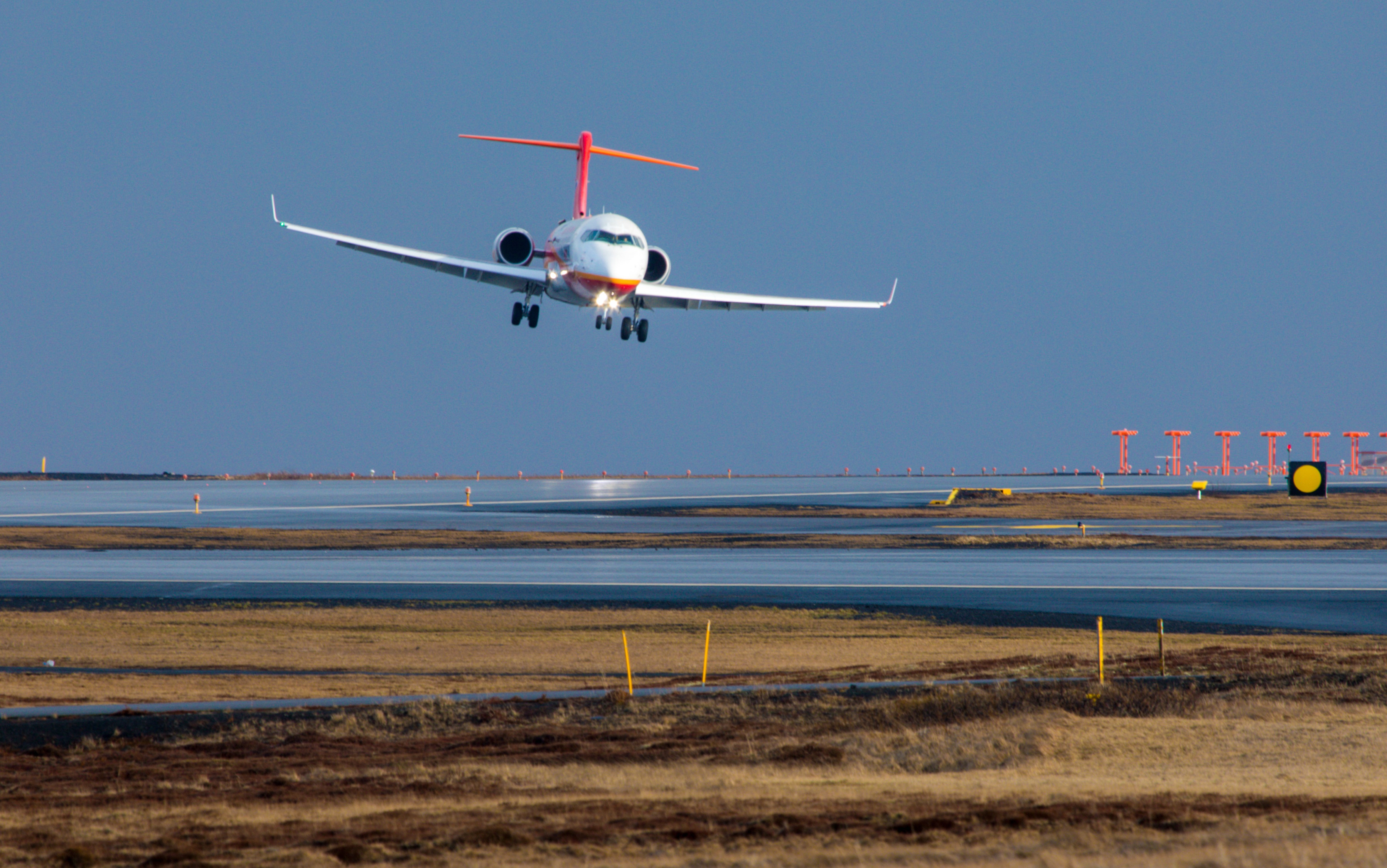 国产支线飞机arj21喷气客机完成冰岛大侧风试飞(2)