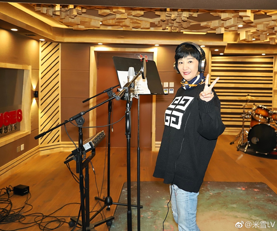 米雪晒照为妹妹雪梨庆生 54岁"李莫愁"短发干练笑容优雅