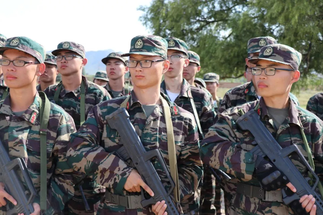 少年强则国强!2018北京大学新生军训图集:握枪,露宿,挖战壕