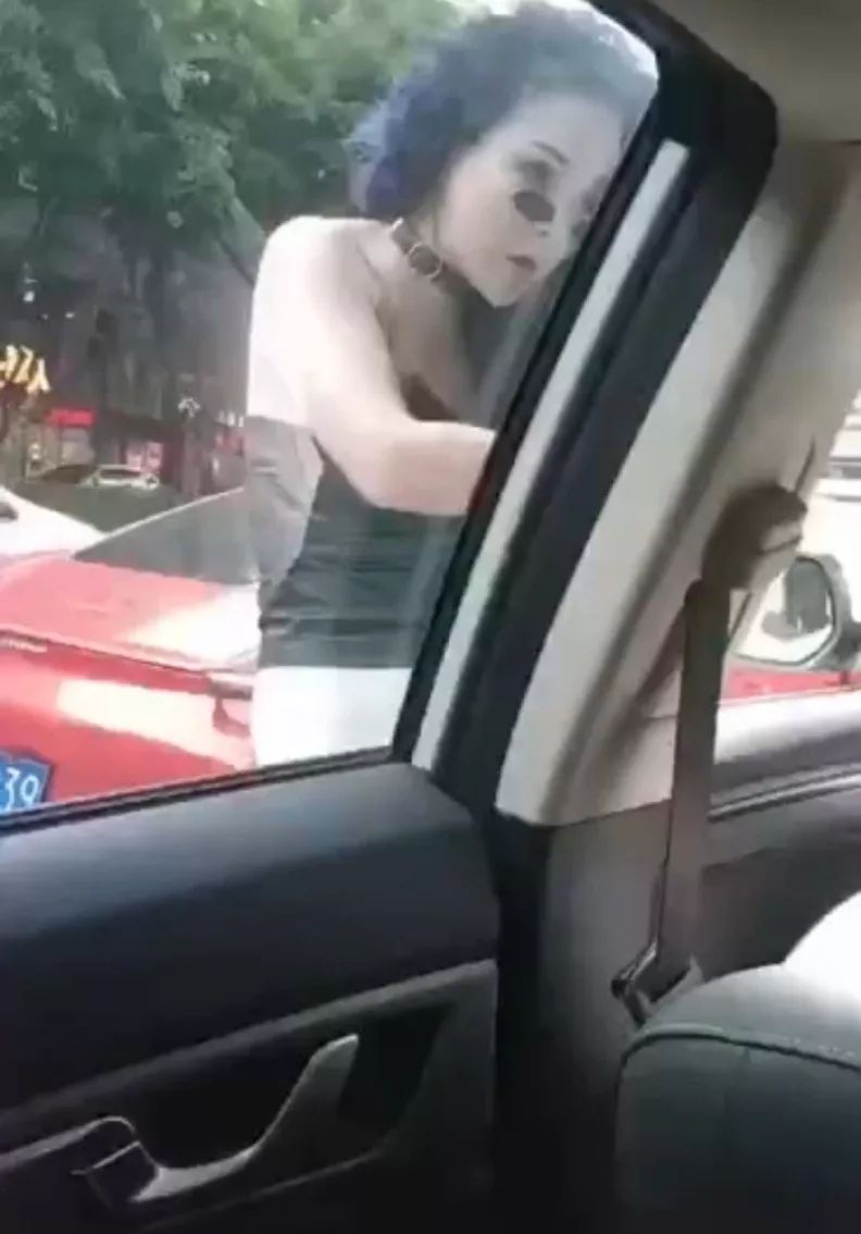 保时捷女车主怒扇男司机耳光,警方成立调查小组彻查