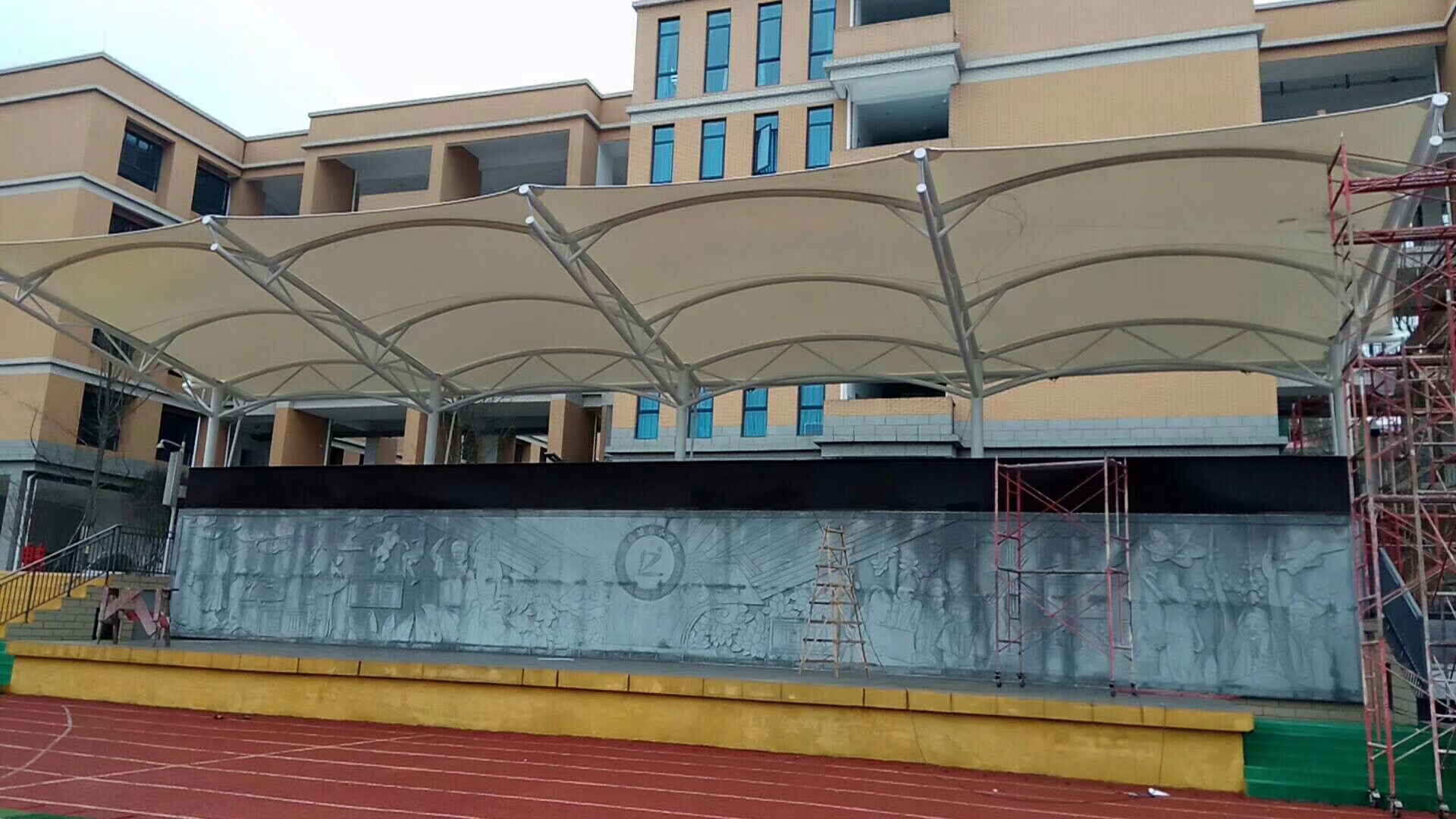 泸州泸县城东小学体育场看台棚顺利交付