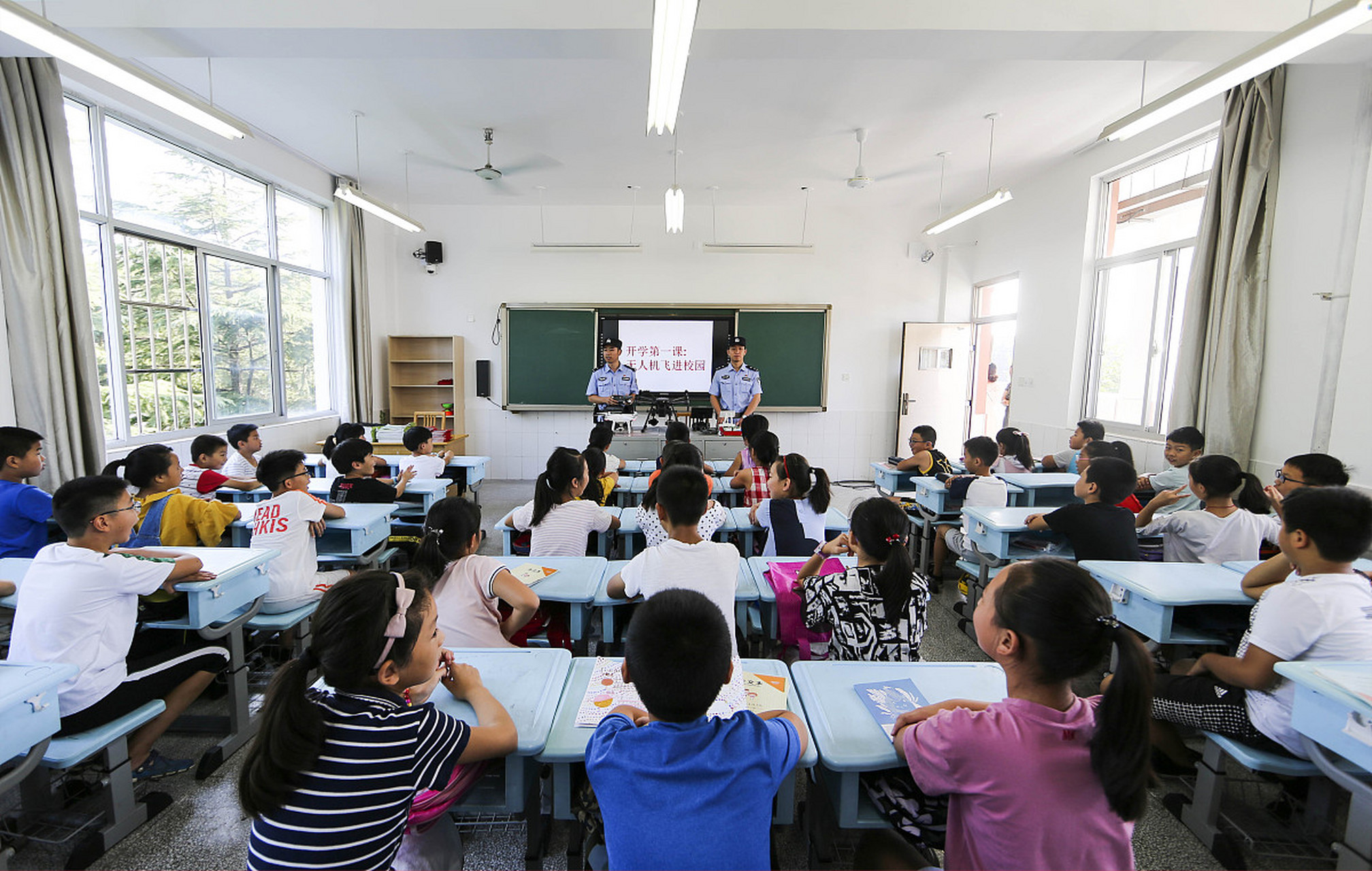 据报道:4月3日中午,湖南长沙长郡月亮岛第三小学一教学楼外墙墙皮脱落