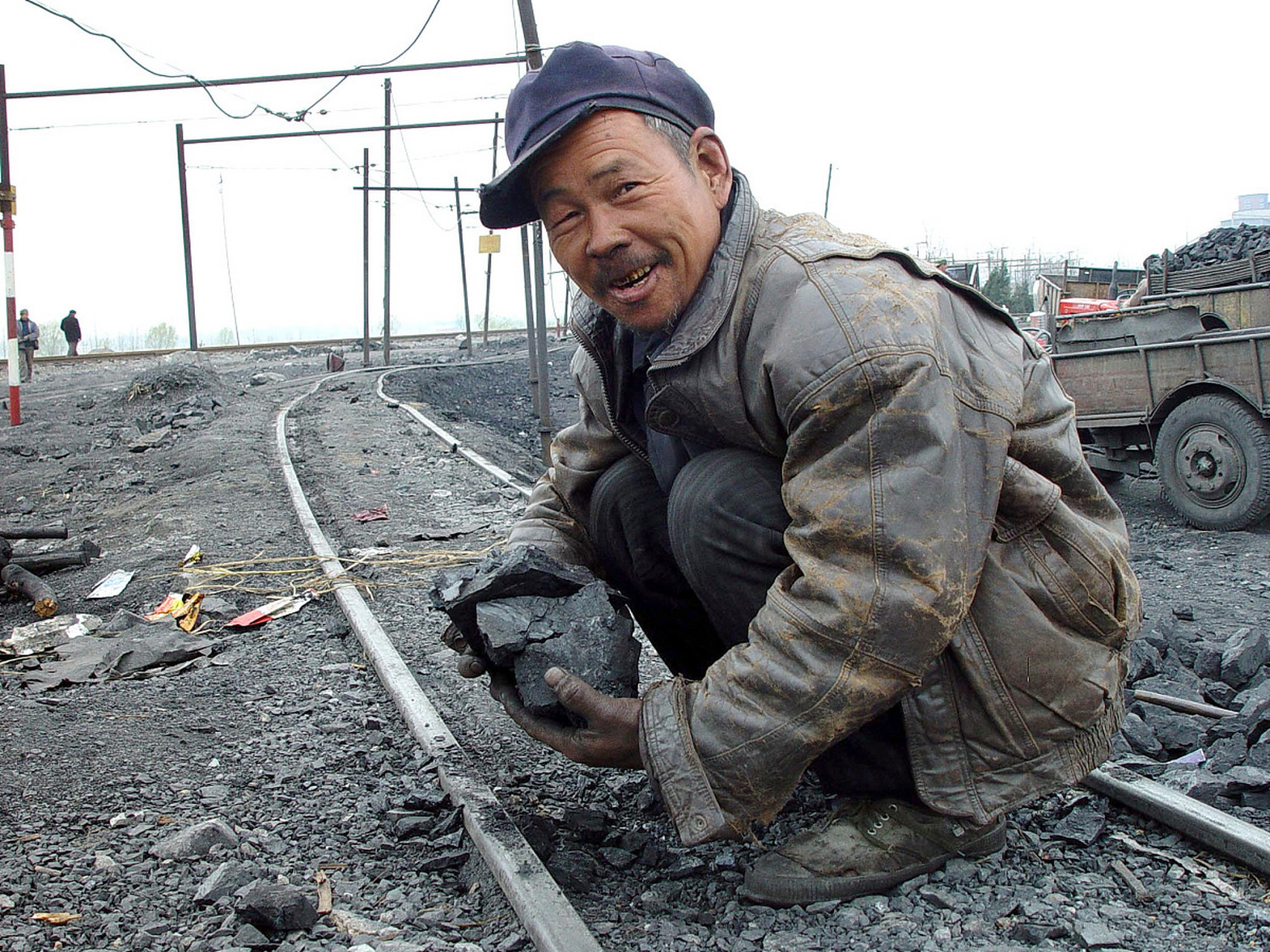 退休农民工除苦力什么也做不了# 退休农民工:除了苦力什么也干不恋哪