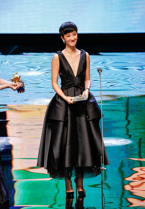 金马奖最美黑天鹅!桂纶镁惊喜开奖气场甜美两全