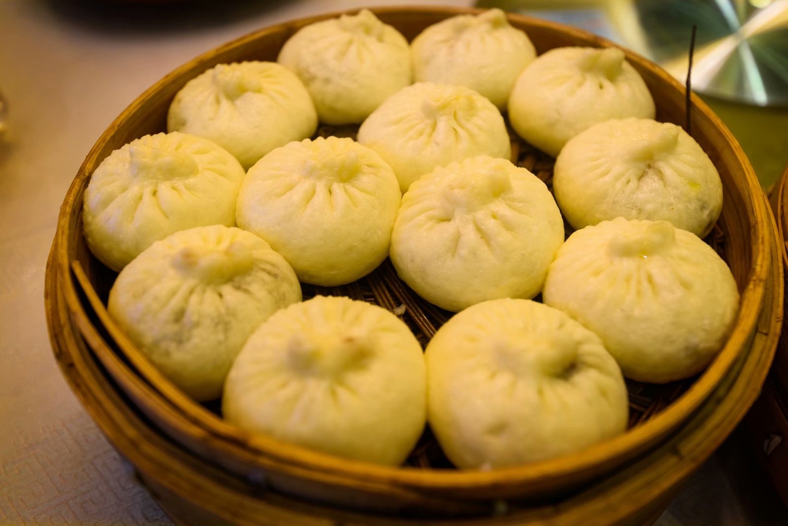 清晨7点逛泰州老街,吃蟹黄汤包,再晚就要排队吃包子