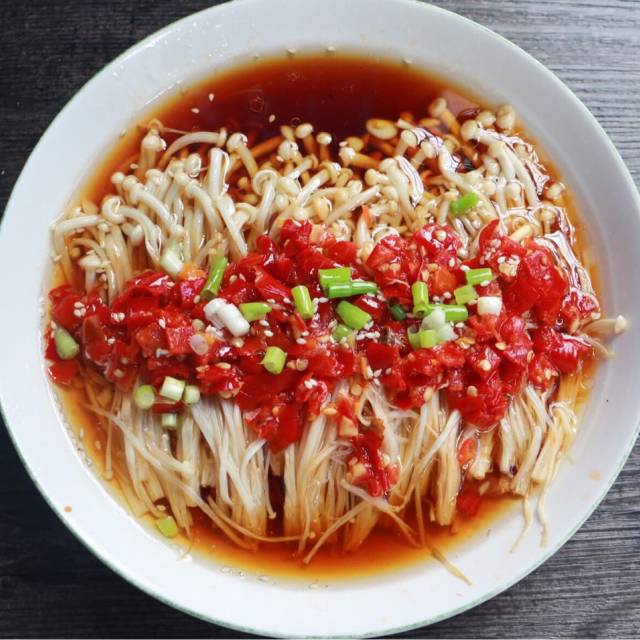 剁椒金针菇,做法简单易学,吃一次就忘不掉!