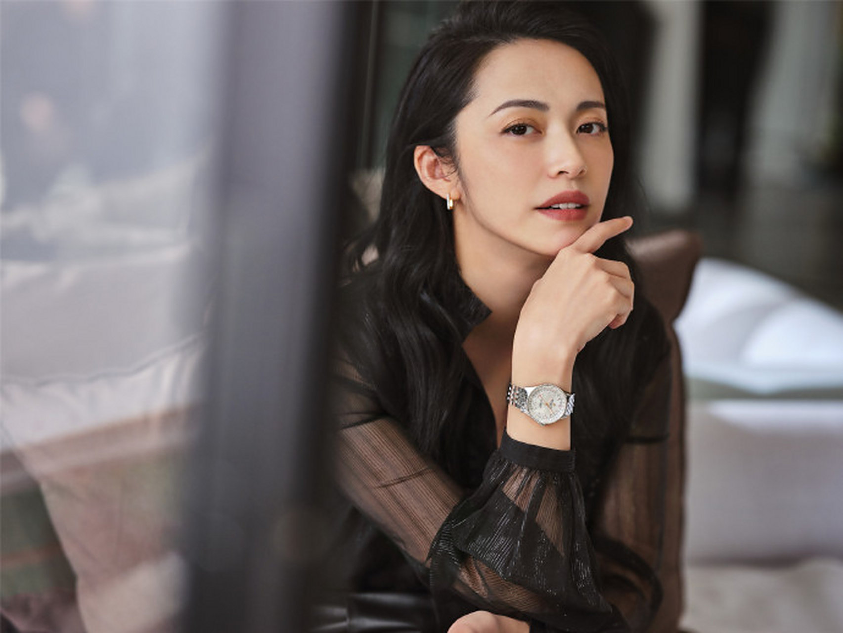 姚晨最新的广告片,穿一身黑色西装配上波浪卷发知性温婉,"大美姚"魅力