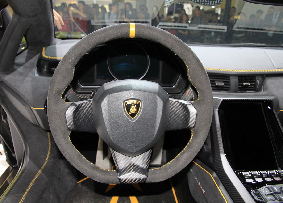 方向盘的握感很出色,驾驶员可以很好的操控这台车