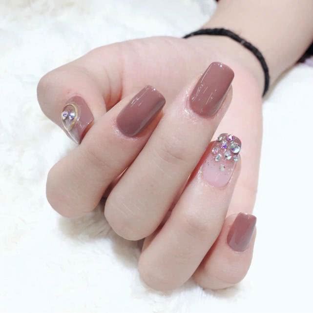 这五个美甲色最适合过年,简约不简单,浑身散发女人味