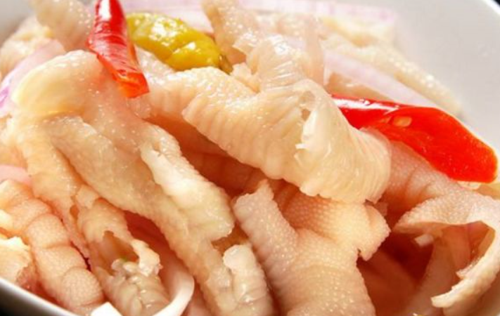 泡椒无骨鸡爪,看上去比较清新,泡椒的香味渗入鸡爪里,特别好吃.