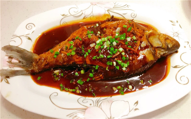 在做红烧鳊鱼时,掌握这3步,做出来皮不破鱼不腥,汤汁鲜浓