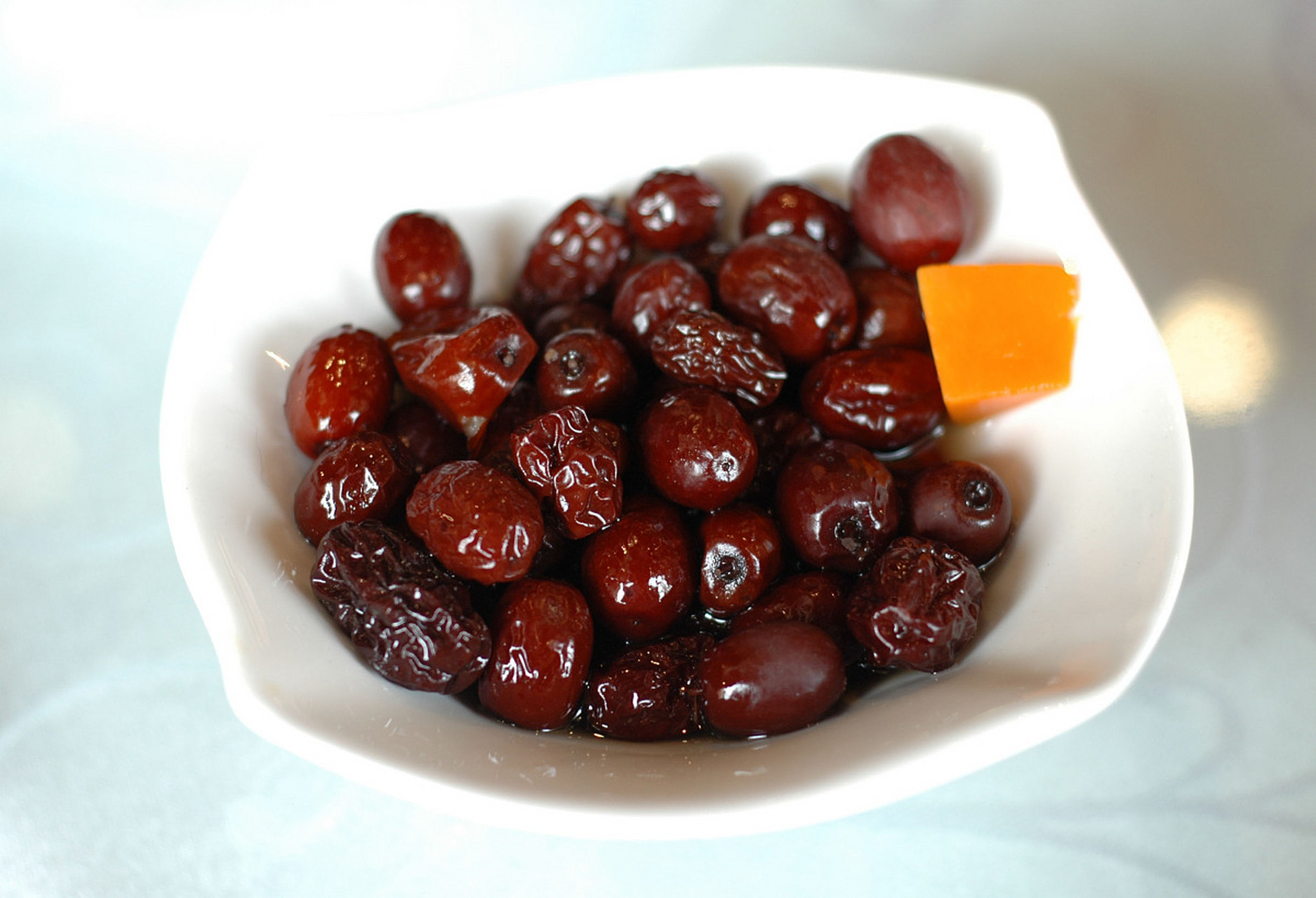 鞍山肉枣是一种以猪肉为主料,经过腌制,晾晒,蒸煮等工序制作而成的肉