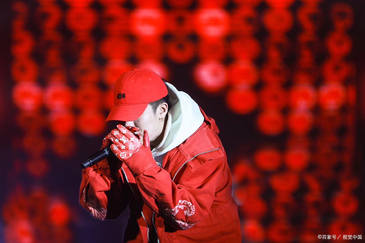 pgone开网店卖衣服,gai在舞台上大放异彩,同为冠军走上不同的路