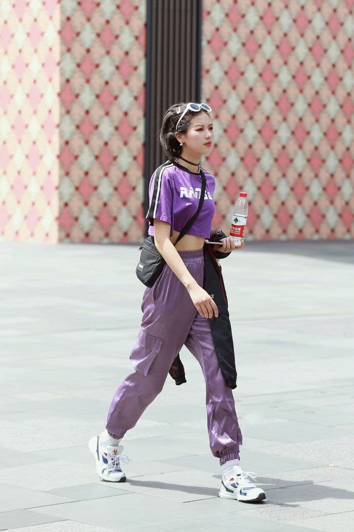 街拍:小姐姐白色上衣配玫红色长裙,微微一笑,娇羞动人