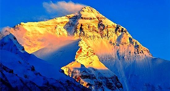 喜马拉雅山脉的主峰—延绵不断巍峨的珠穆朗玛 恰似天堂近咫尺.