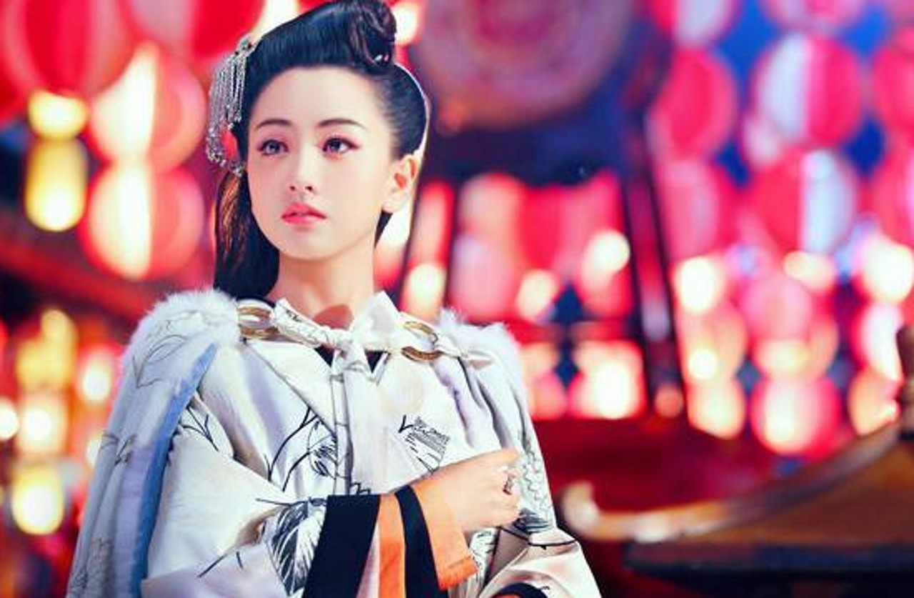 李沁,《楚乔传》中淳儿公主,一身粉色的衣服加上粉色的披风清丽脱俗!