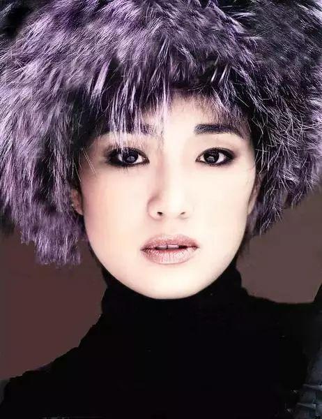 巩俐20岁的模样有多美?青涩又不失雍容,与林青霞同框也毫不逊色