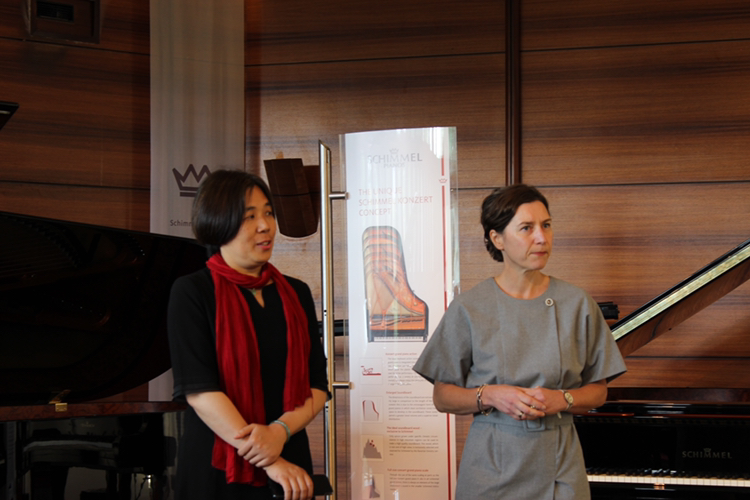 钢琴名家沈文裕用德国水晶钢琴舒密尔来诠释他的钢琴世界