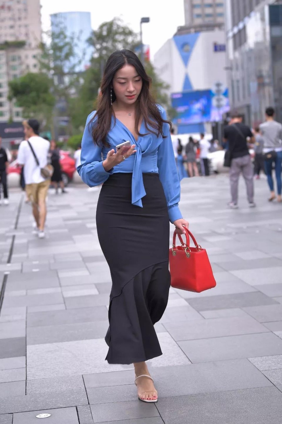 街拍:丰满知性的少妇,身穿低领包臀连衣短裙,女人味十足!