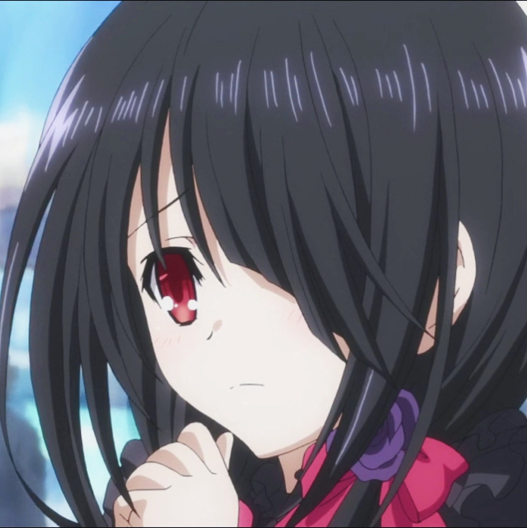 遮挡而无法看清,身着灵装后可以看清隐藏在长发下的左眼——时钟之眼