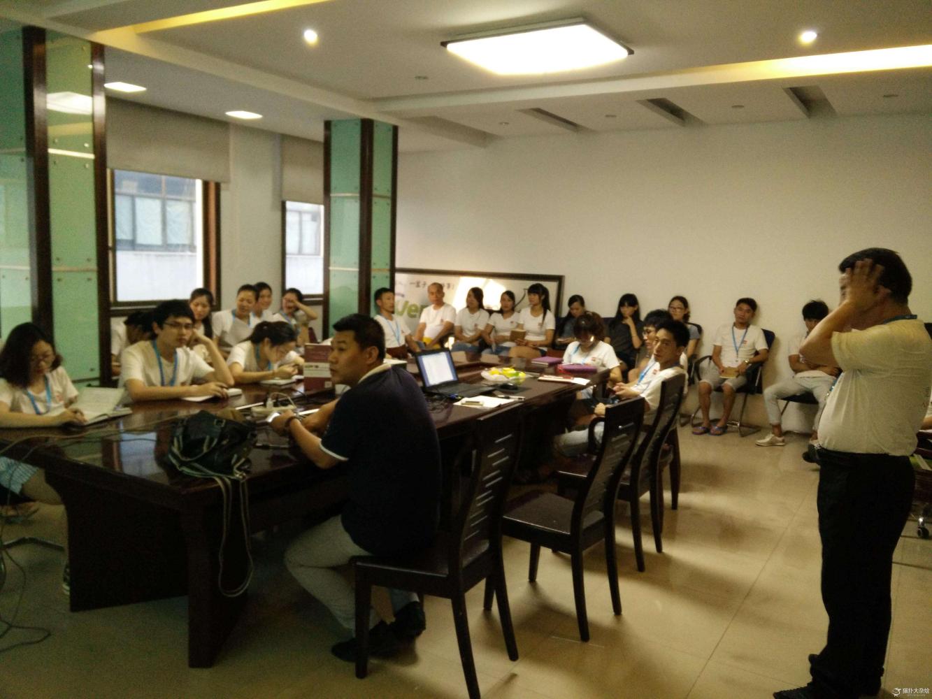 领导通知开会,20多人就来了五个,结果领导用一招让员工折服