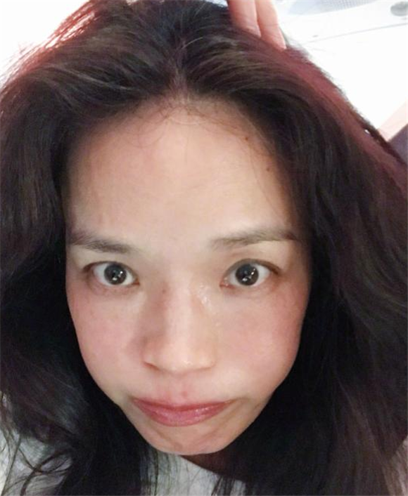 舒淇大胆秀素颜照,近看连皱纹也没有,皮肤真的超级好