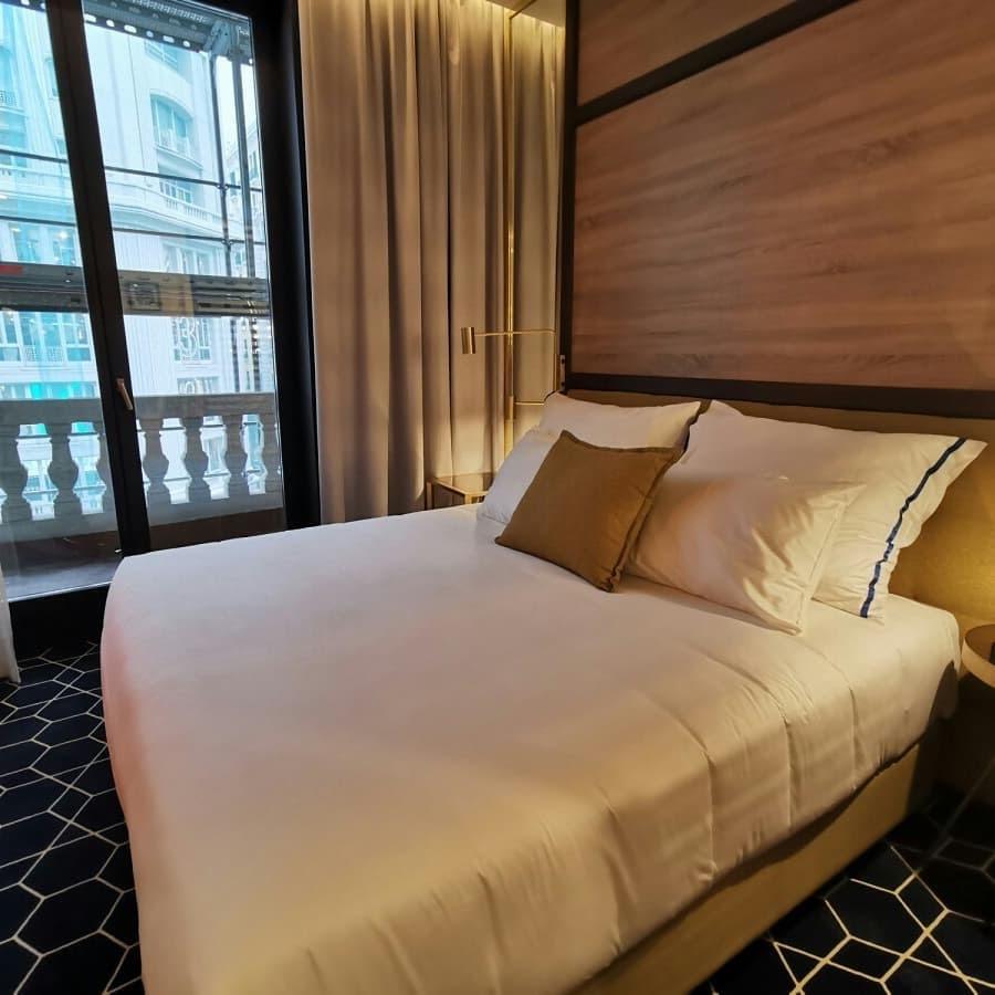 商业大亨!c罗投资1500万欧cr7酒店马德里开业 第一批客人送签名照