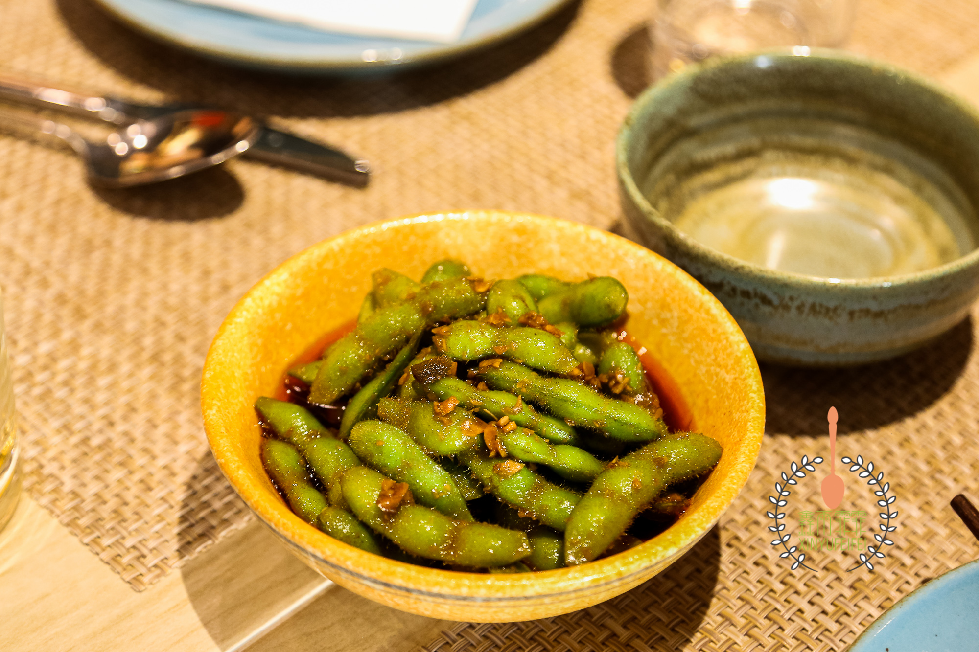 糟卤毛豆,这是南方的一道小菜,吃够了五香花生毛豆,换成糟卤也会有新