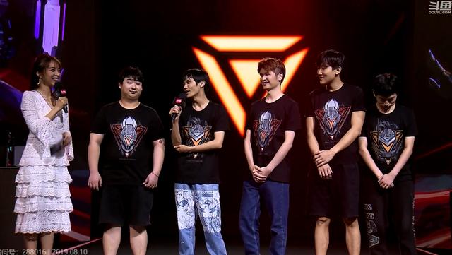 英雄联盟:若风微笑草莓老we队员重聚 欢乐开打源计划表演赛