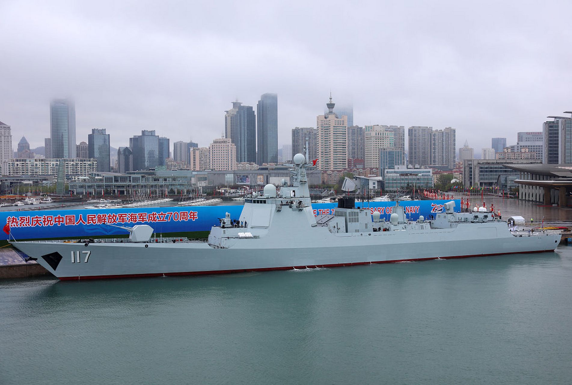 重庆舰也是一个相当具有传奇的名字,其原型为英制林仙级轻巡洋舰四号