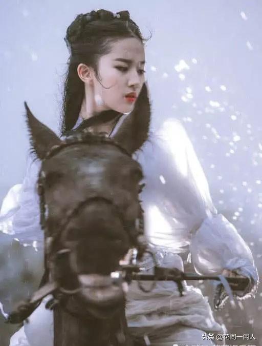 《神雕侠侣》中刘亦菲雨中骑马绝美剧照,有种不食人间烟火的感觉